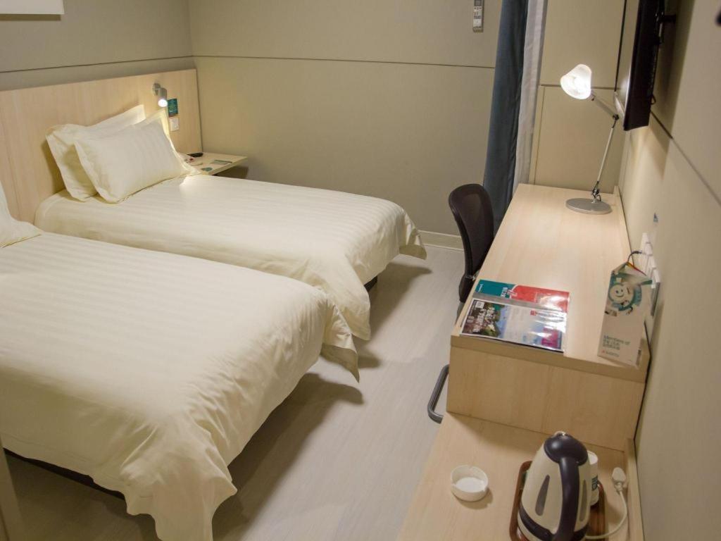 Jingjiang Select New Hongqiao Hotel 3*