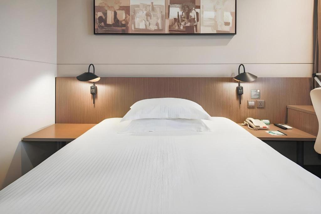 Jingjiang Select New Hongqiao 3*