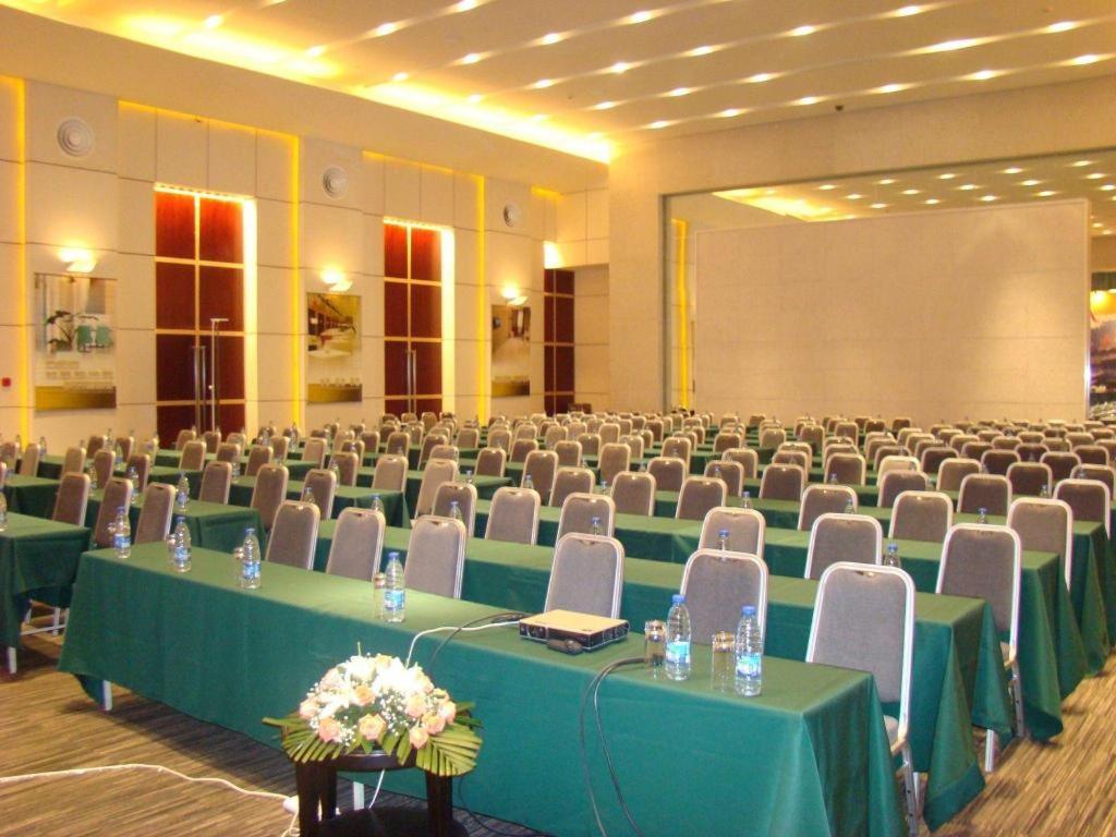 Jingjiang Select New Hongqiao Hotel 3*