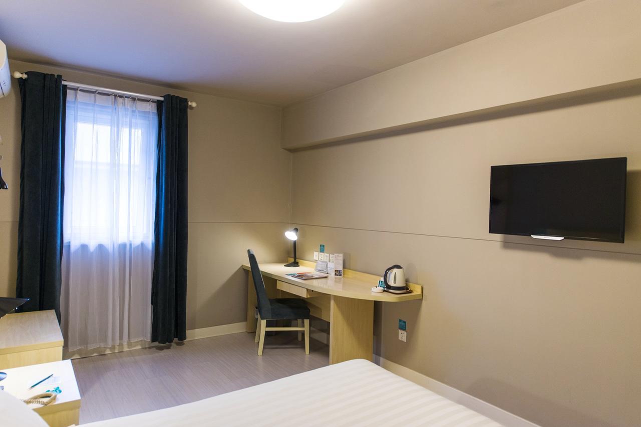 Jingjiang Select New Hongqiao Hotel 3*