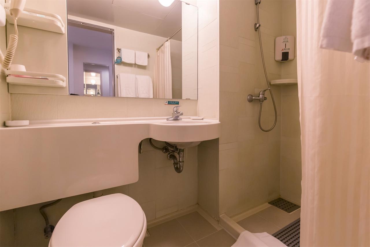 Jingjiang Select New Hongqiao Hotel 3*