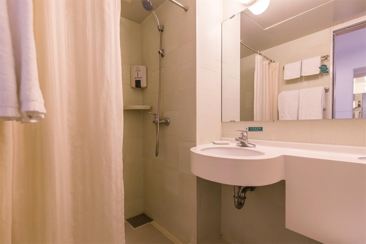 Jingjiang Select New Hongqiao Hotel 3*