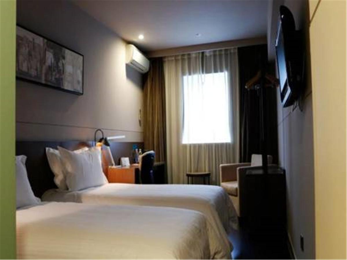 Jingjiang Select New Hongqiao Hotel 3*
